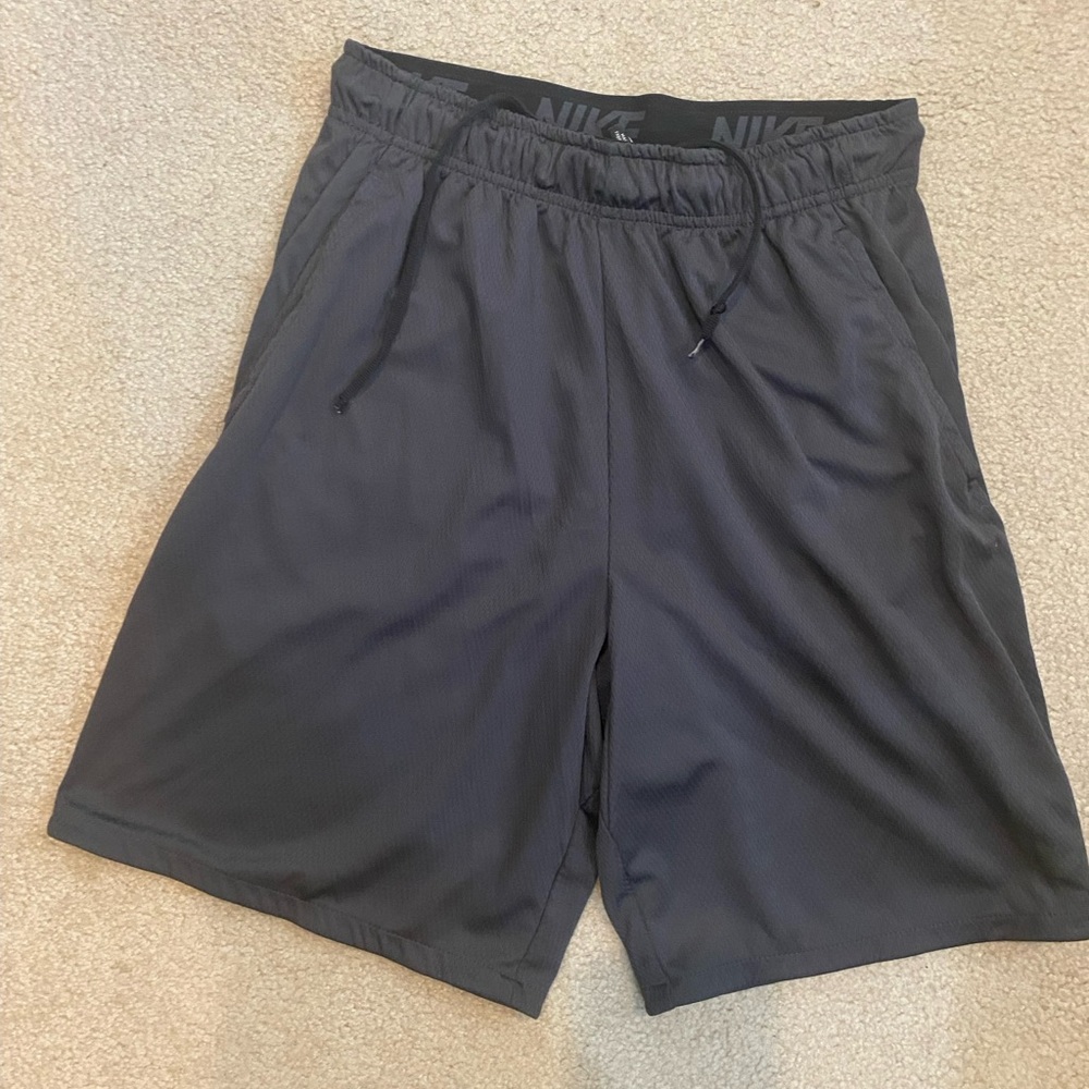 Men’s Medium short
Nike Gray
Excellent Condition